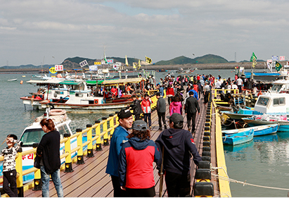 삼길포항은, 멋진 해변 드라이브 코스와, 유람선을 타고 바다에 떠있는 크고 작은 섬들의 아름다운 풍경을 즐길 수 있으며 각종수산물이 풍부하여 전국의 바다 낚시인들에게도 인기가 좋은 곳으로도 유명합니다.